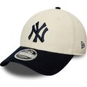 casquette-courbee-beige-et-bleue-marine-ajustable-avec-logo-bleu-marine-9forty-m-crown-cord-new-york-yankees-mlb-new-era