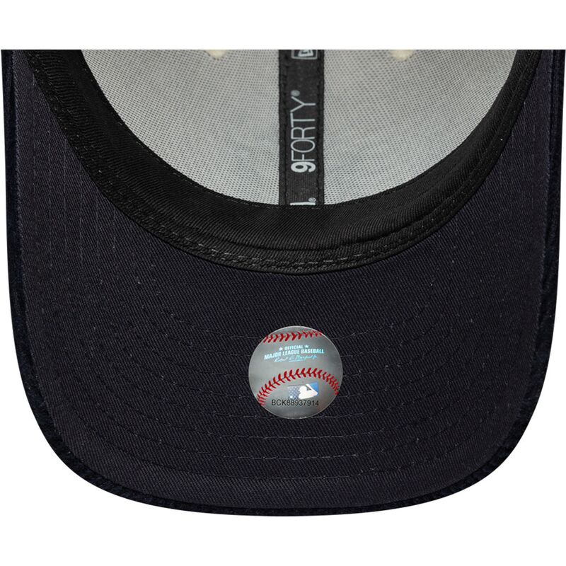 casquette-courbee-beige-et-bleue-marine-ajustable-avec-logo-bleu-marine-9forty-m-crown-cord-new-york-yankees-mlb-new-era