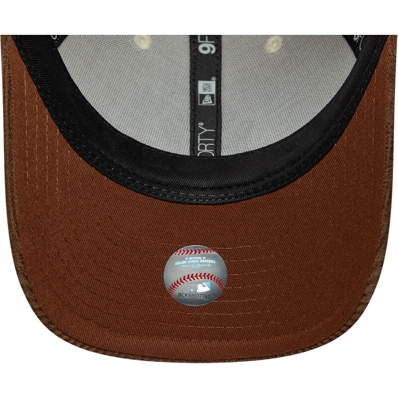 casquette-courbee-marron-et-beige-ajustable-avec-logo-marron-9forty-m-crown-cord-new-york-yankees-mlb-new-era casquette-courbee-marron-et-beige-ajustable-avec-logo-marron-9forty-m-crown-cord-new-york-yankees-mlb-new-era