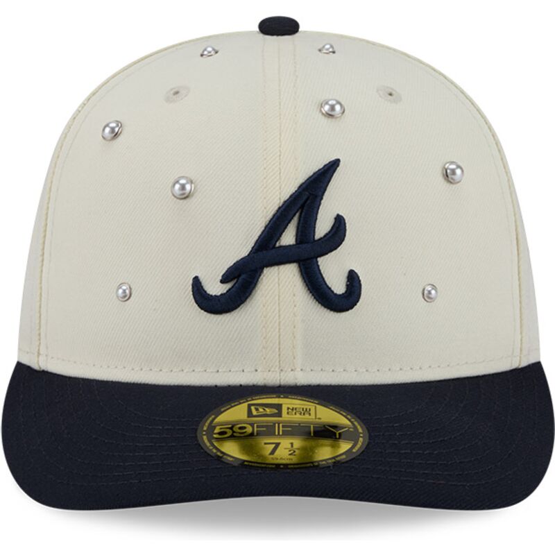 casquette-courbee-beige-et-bleue-marine-ajustee-59fifty-beads-na-lifestyle-f1-atlanta-braves-mlb-new-era