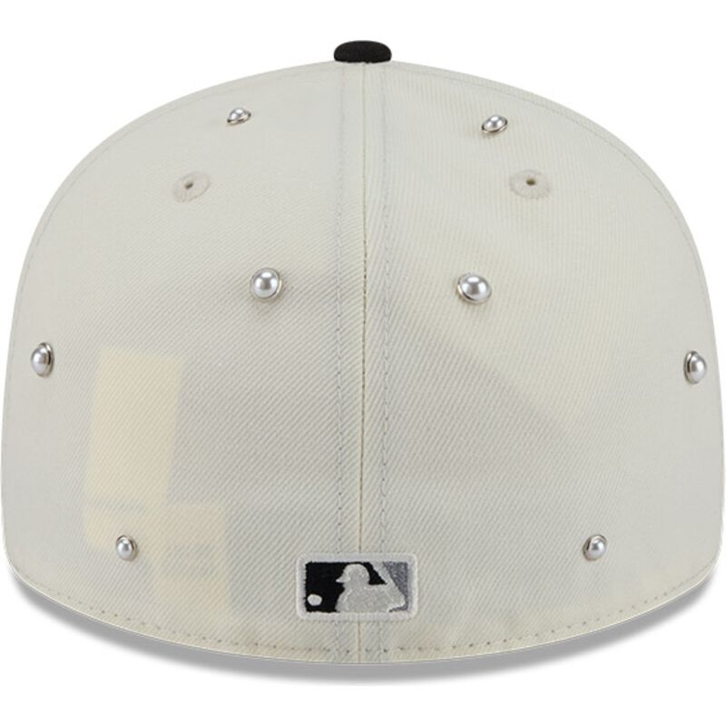 casquette-courbee-beige-et-noire-ajustee-59fifty-beads-na-lifestyle-f1-chicago-white-sox-mlb-new-era