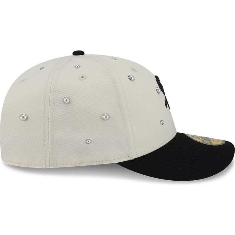 casquette-courbee-beige-et-noire-ajustee-59fifty-beads-na-lifestyle-f1-chicago-white-sox-mlb-new-era