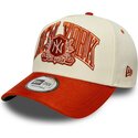 casquette-courbee-beige-et-marron-snapback-e-frame-wordmark-suede-new-york-yankees-mlb-new-era