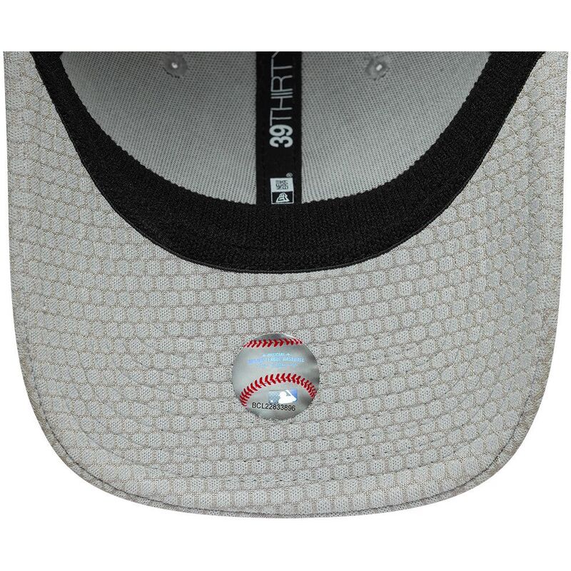 casquette-courbee-grise-ajustee-avec-logo-blanc-39thirty-stretch-mesh-new-york-yankees-mlb-new-era