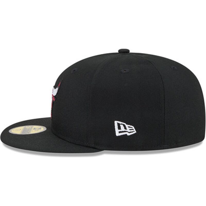 casquette-plate-noire-ajustee-59fifty-rhinestone-badge-chicago-bulls-nba-new-era