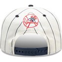 casquette-courbee-bleue-marine-et-blanche-snapback-19twenty-pinstripe-new-york-yankees-mlb-new-era